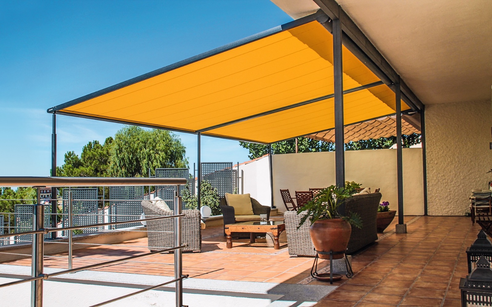 Sonnen-, Regen- und Windschutz mit einer hochwertigen Pergola Markise