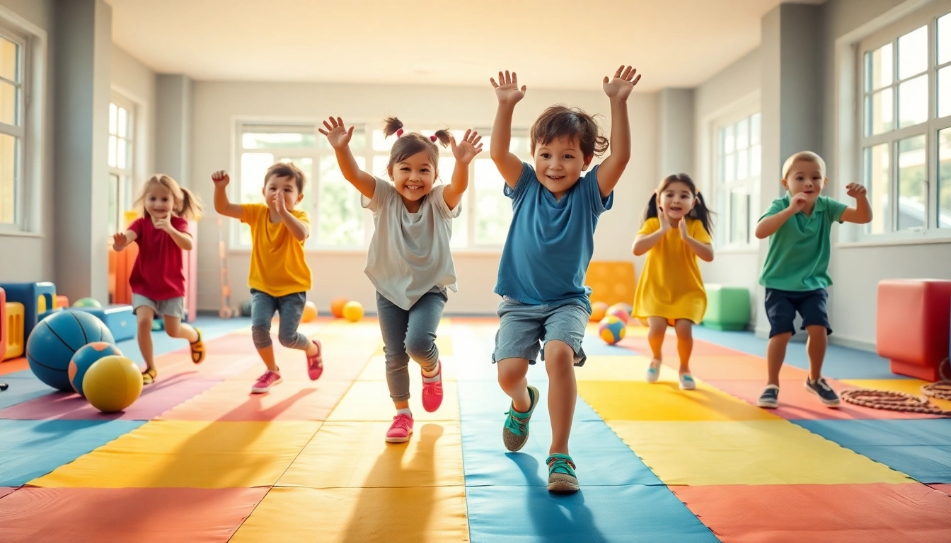 Hier mehr erfahren ueber Kinder, die froehliche Bewegungsspiele in der Turnhalle spielen.