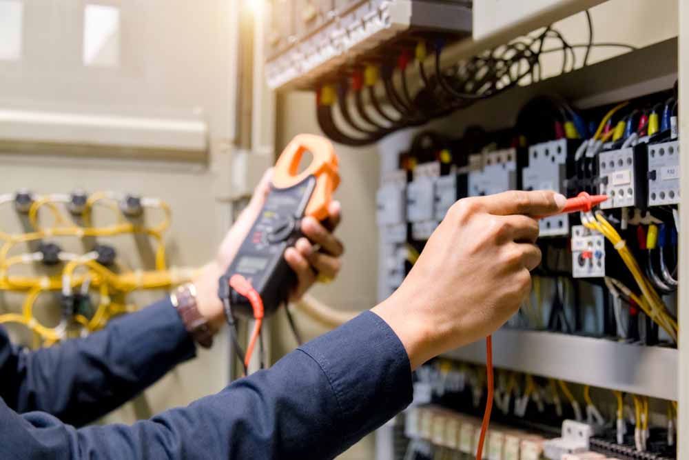 Wie Unternehmen mit der DGUV V3 Prüfung Kosten sparen können